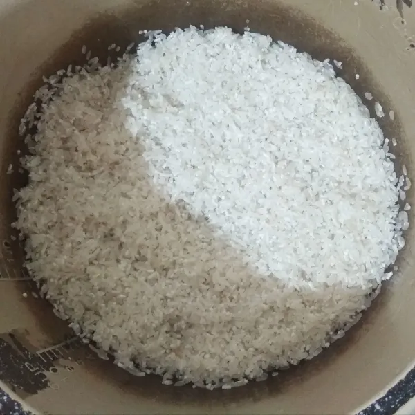 Siapkan beras yang sudah dicuci bersih di dalam teflon magicom.
