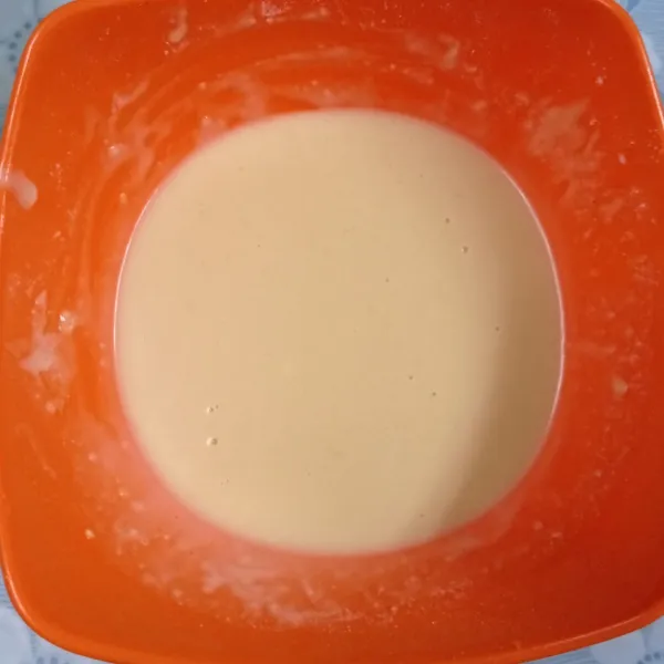 Ambil ⅓ bahan kering, campur dengan bahan basah lainnya kecuali air, aduk sampai menyatu, lalu tambahkan air, aduk sampai licin.