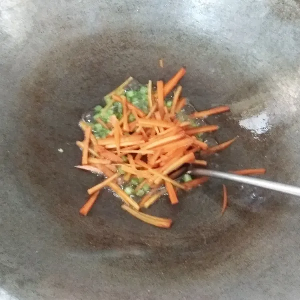 Masukkan wortel. Aduk rata. Masak wortel hingga matang (hingga layu dan empuk).