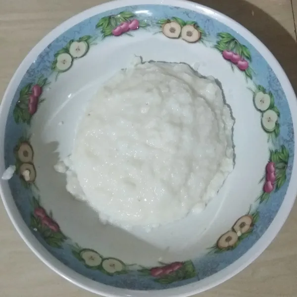 Saring nasi yang sudah di rendam air, lalu blender. Masukkan dalam wadah.