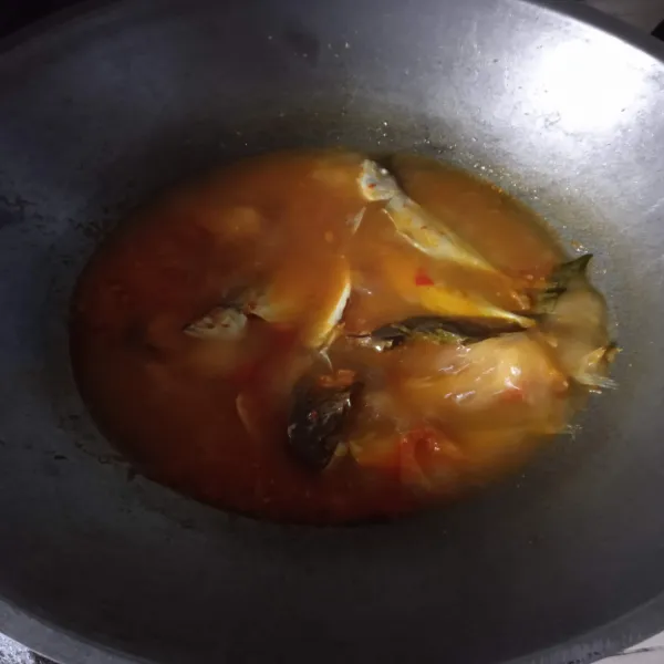 Setelah mendidih masukan ikan tunggu 5-10 menit, ikan kembung asam pedas siap disajikan
