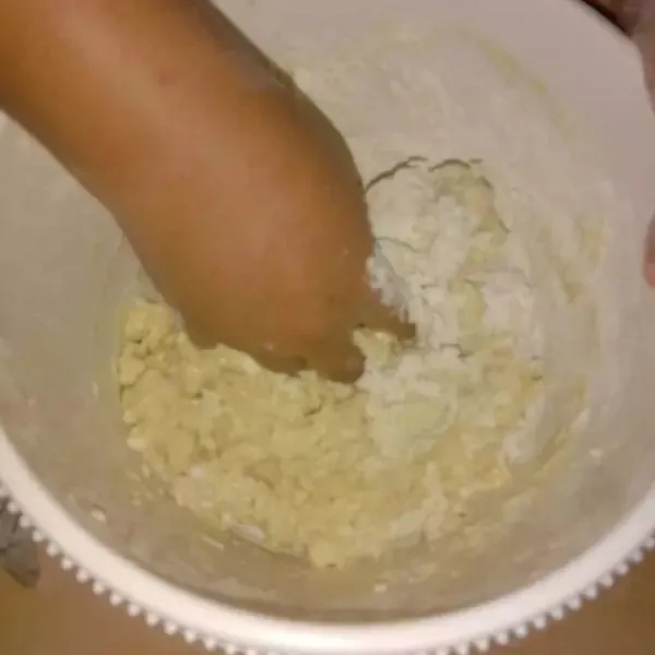 Masukan biang ragi ke dalam wadah tepung, uleni adonan hingga tercampur, lalu masukan butter dan uleni hingga Kalis.