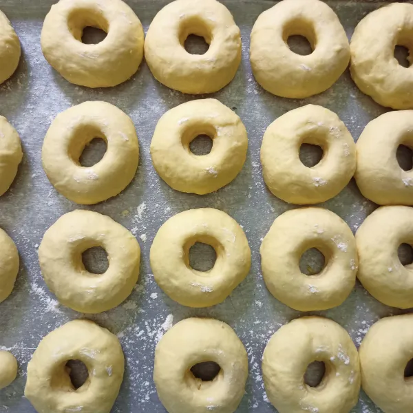 Lubangi donat dengan ujung spuit yang berlubang besar.