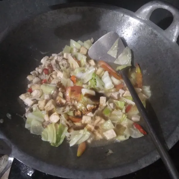 Bumbui dengan garam, kaldu bubuk, saos tiram dan kecap manis. Aduk rata.