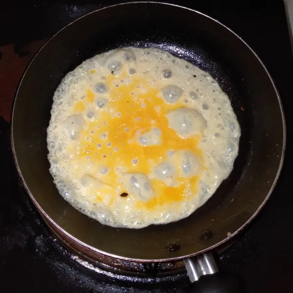 Dadar telur, tapi jangan terlalu tebal.