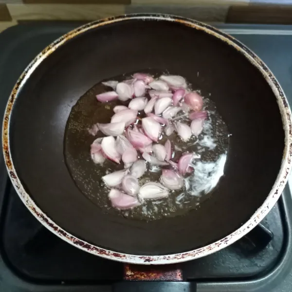 Panaskan minyak goreng. Goreng bawang merah sampai matang.