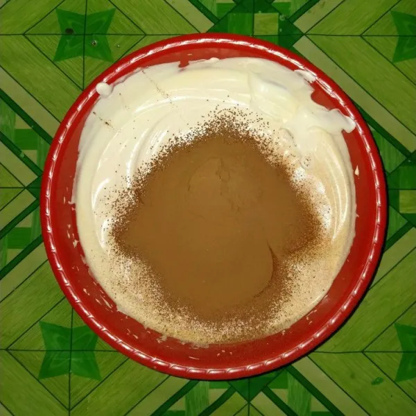 Masukkan baking powder dan coklat bubuk, aduk rata.