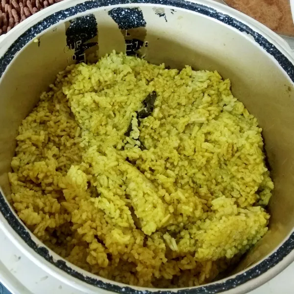 Setelah nasi tumpeng tanak, nasi tumpeng siap dihidangkan.