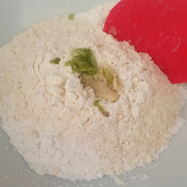 Campur tepung terigu, tapioka, garam dan daun bawang.