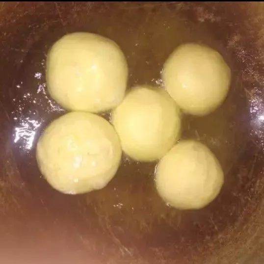 Goreng roti dengan minyak panas.