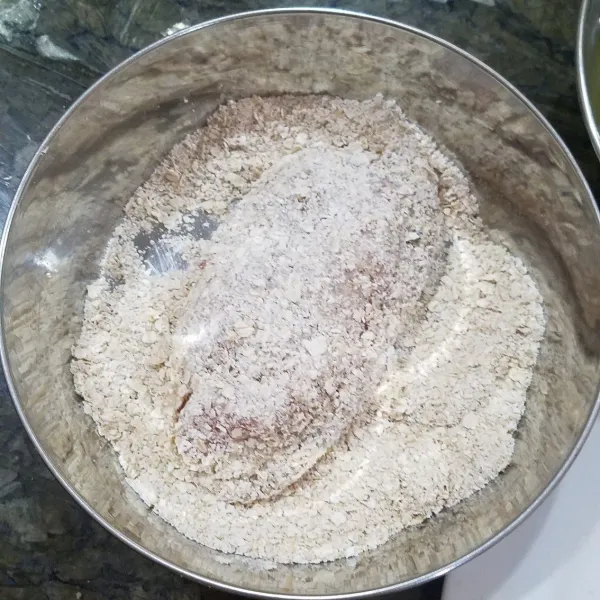 Balur ayam dengan oatmeal hingga rapat.