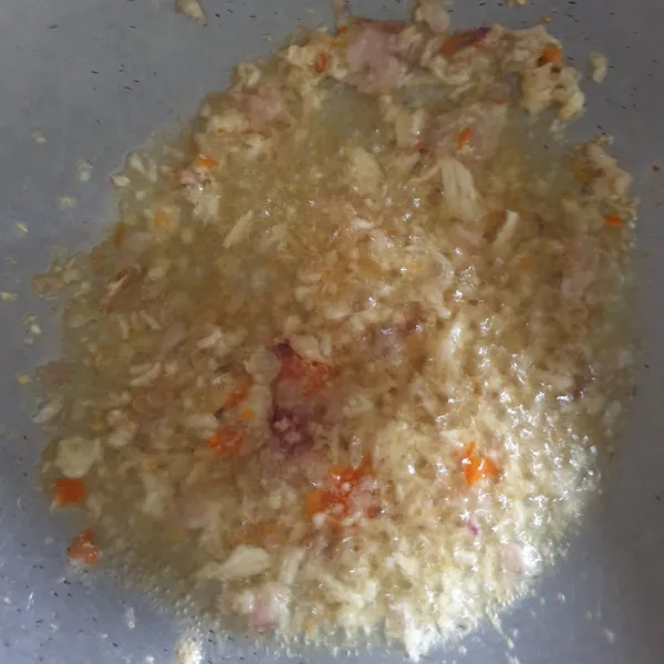 Lalu panaskan wajan dan sedikit minyak tumis bumbu sampai wangi