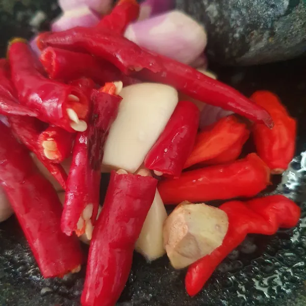 Siapkan bumbu kuah. Haluskan bawang merah, bawang putih, cabe, kencur dan garam.