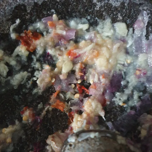 Ulek bawang putih, bawang merah, cabe, garam, kaldu jamur, dan merica sampai halus
