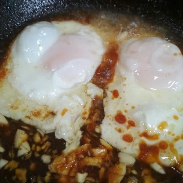 Masukan campuran kecap ke dalam telur masak hingga kuah mengental sambil d siram-siram ke permukaan telur, matikan api