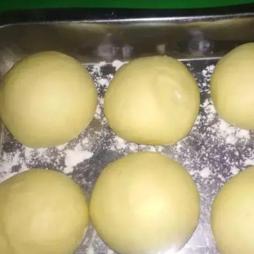 Bulatkan adonan lalu tutup dengan kain yang kering.