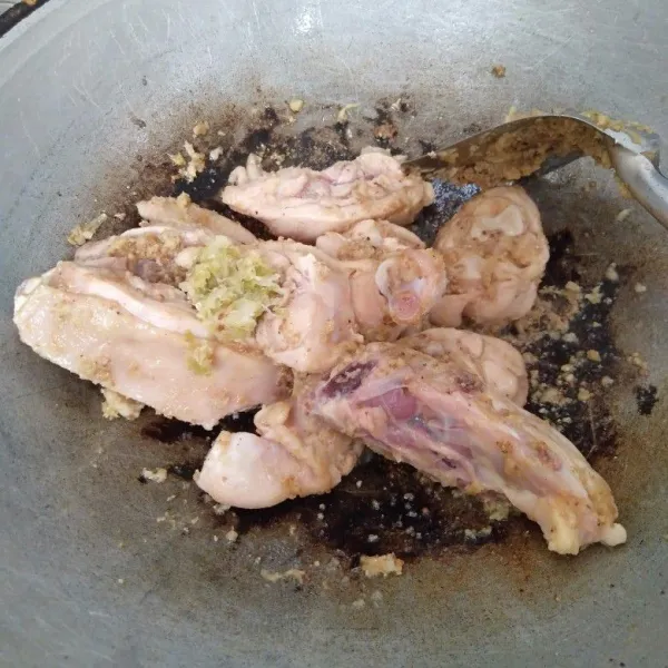Masukkan ayam, daun salam, sereh dan belimbing wuluh. Aduk rata hingga ayam terbalut bumbu.