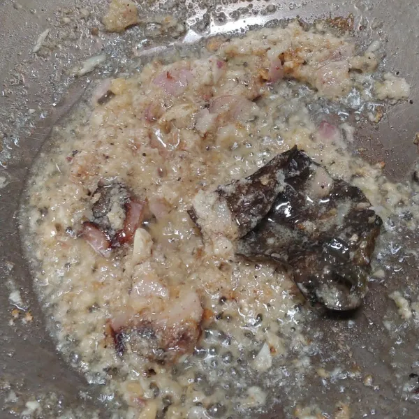 Tumis bumbu halus. Tambahkan lengkuas dan daun salam. Masak sampai bumbu harum dan matang, sambil terus di aduk-aduk supaya tidak gosong.