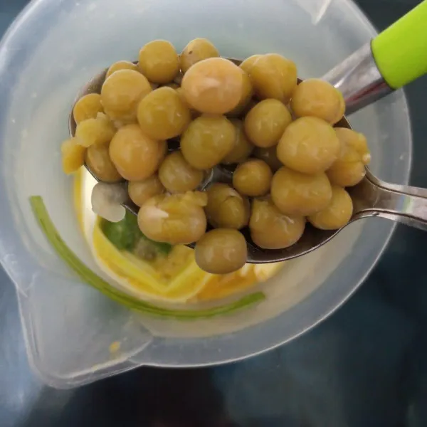 Pecahkan telur masukkan potongan daun bawang. Tambahkan garam dan kaldu, kocok lepas lalu tambahkan kacang polong, aduk rata.