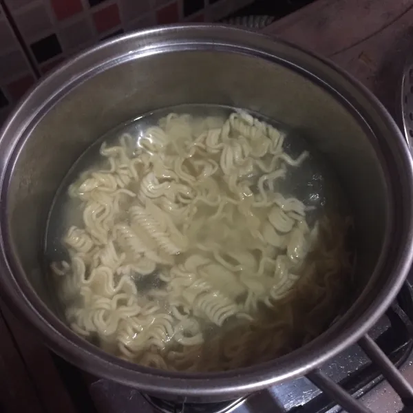 Rebus mie instan