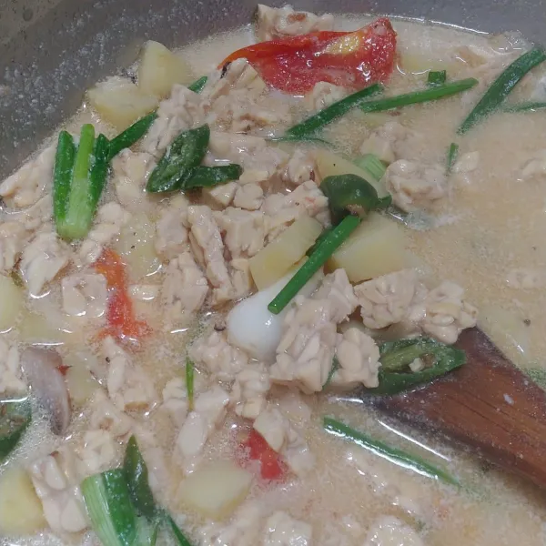 Terakhir tambahkan santan, daun bawang dan bumbui. Koreksi rasanya, kalau sudah pas, masak sebentar sampai berbuih. Matikan api dan sajikan.