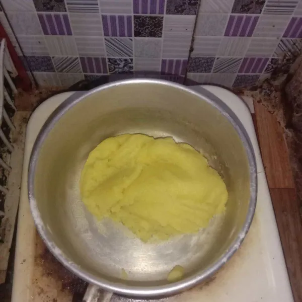 Didihkan margarin, air dan garam lalu matikan api. Masukan terigu. Aduk sampai rata nyalakan api masak kembali 3 menit. Tunggu hingga dingin.