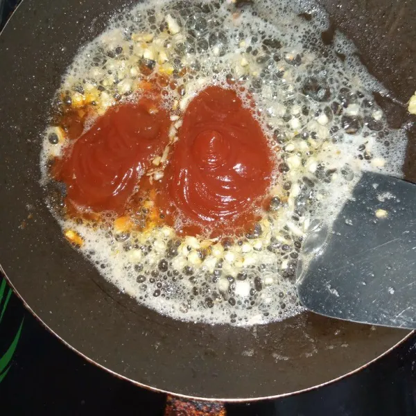 Tumis bawang putih hingga harum, masukkan saus tomat.