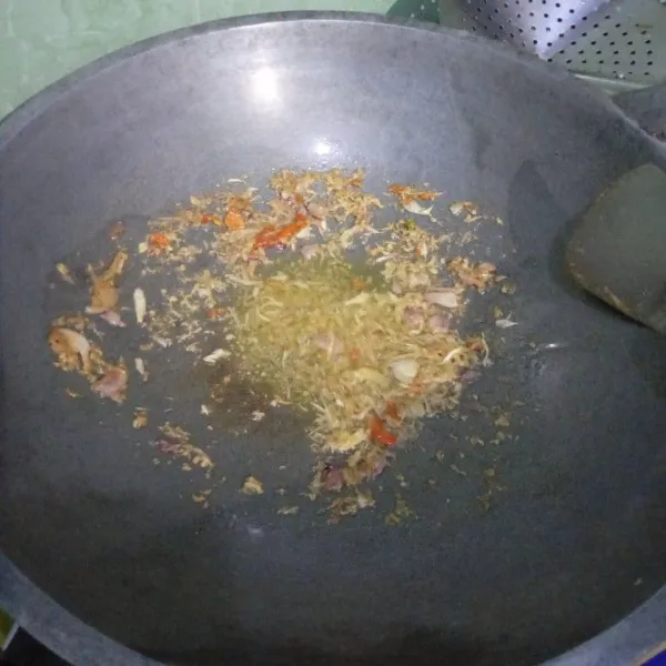 Tumis bumbu halus sampai harum.