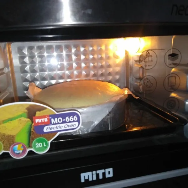 Panggang dengan oven suhu 160°C selama 60 menit api atas bawah (panggang dengan tehnik Au Bain Marie Loyang pertama berisi air kemudian loyang adonan diletakkan diatasnya). Keluarkan segera cake dari loyang dan kelupas kertas rotinya. Biarkan cake dingin dan siap dinikmati.