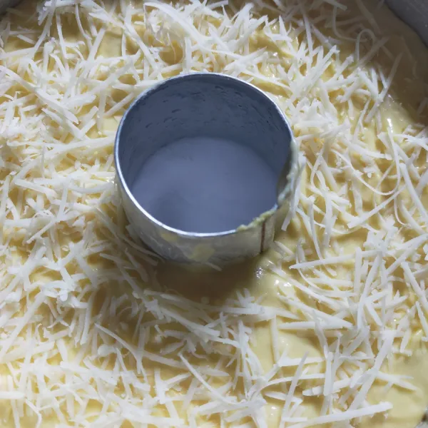 Taburi atasan nya dengan keju parut. Panggang dengan suhu 170°C selama 45-50menit (sesuaikan dengan oven masing-masing). Tes dengan lidi, bila sudah tidak lengket berarti sudah matang. Angkat dari oven dan keluarkan dari loyang. Siap disajikan.