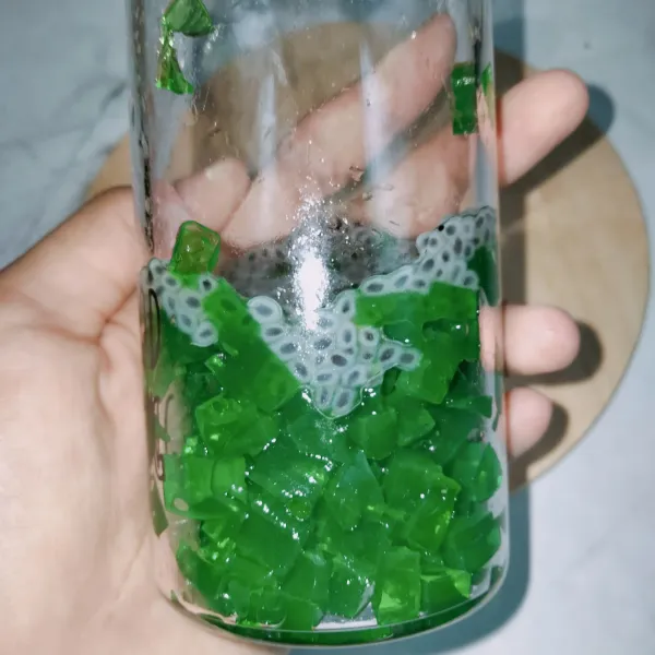 Masukan jelly dan selasih ke dalam botol, sisihkan