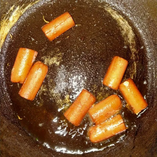 Panaskan minyak goreng sosis hingga matang.