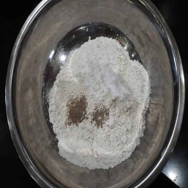 Masukan tepung, merica bubuk, kaldu bubuk dan baking powder lalu aduk hingga rata