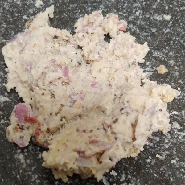 Haluskan bumbu dengan cara diulek.