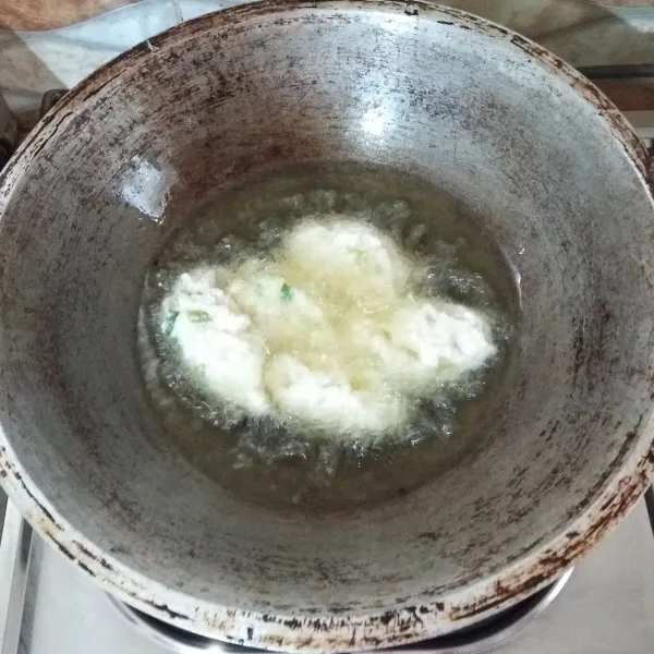 Panaskan minyak. Masukkan adonan ke dalam minyak (tuang 1 sendok makan untuk 1 buah bakwan). Goreng bakwan hingga matang.