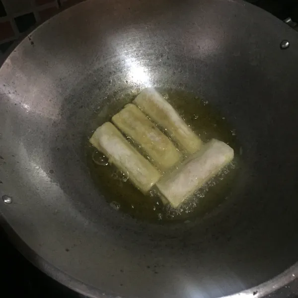 Goreng dengan minyak panas sampai kuning keemasan, sajikan dengan saus