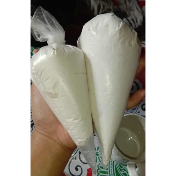 Masukan ke dalam plastik segitiga dan masukan ke kulkas minimal 3 jam. Siap untuk digunakan.