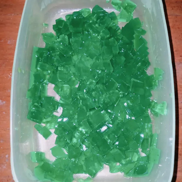 Potong kecil-kecil jelly