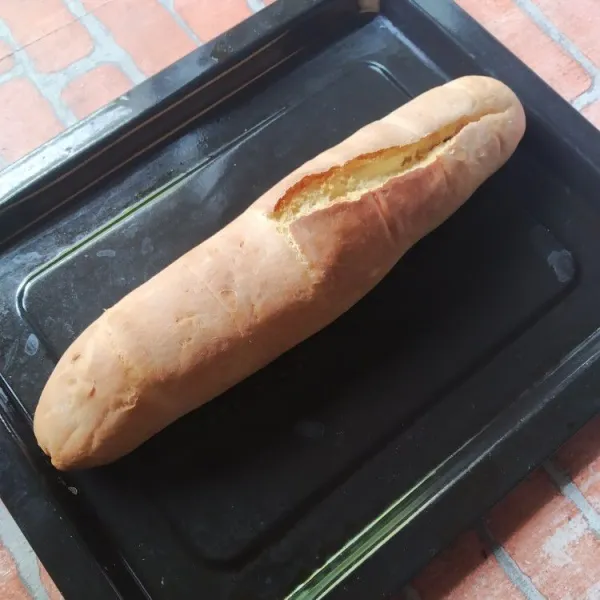 Keluarkan baguette dari oven, biarkan dingin sebelum dinikmati