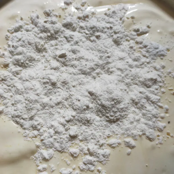 Kemudian masukkan tepung aduk balik perlahan sampai rata.