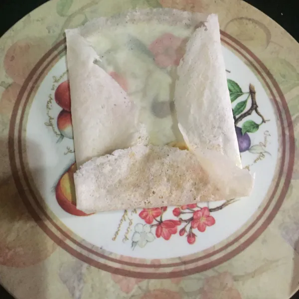 Masukan 1 sdm adonan ke dalam kulit lumpia, lipat bagian kiri dan kanan, lalu bagian bawah kulit, gulung sampai bagian atas