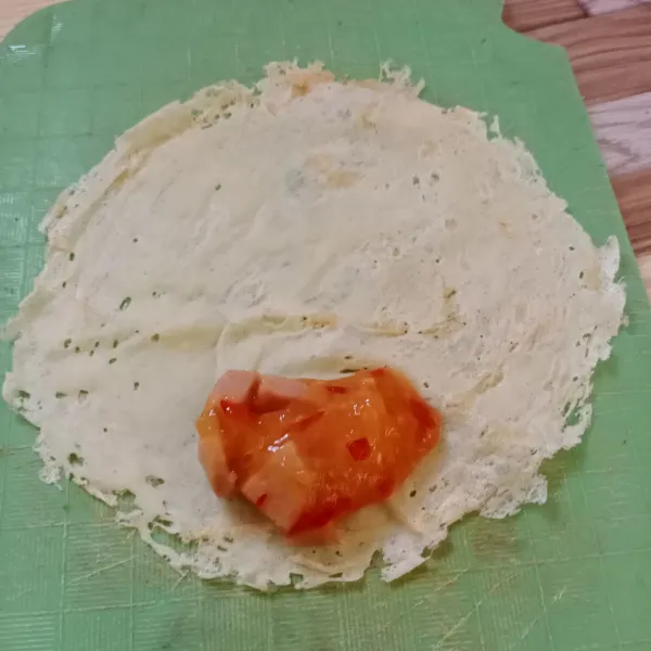 Ambil 1 lembar kulit lumpia, beri 1sdm isian.