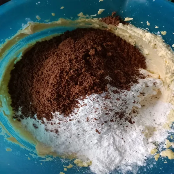 Masukkan tepung terigu, maizena, coklat bubuk, vanili dan baking powder.