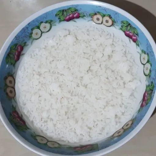 Siapkan wadah, masukkan nasi ke dalam wadah, lalu tuang air, remas-remas nasi perlahan (agar nasi tidak menggumpal). Rendam selama 30 menit. Lalu saring, buang airnya. Blender nasi hingga menjadi bubur nasi.