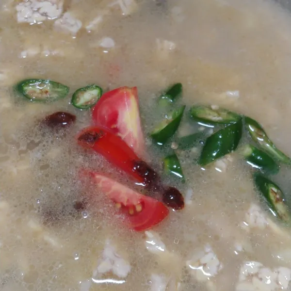 Masukkan tempe rebus, cabe ijo, tomat dan gula merah. Aduk rata.