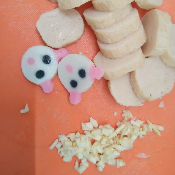 Rajang halus bawang putih. Potong otak-otak ikan dan baso ikan bentuk anak ketebalan 0.5 cm.