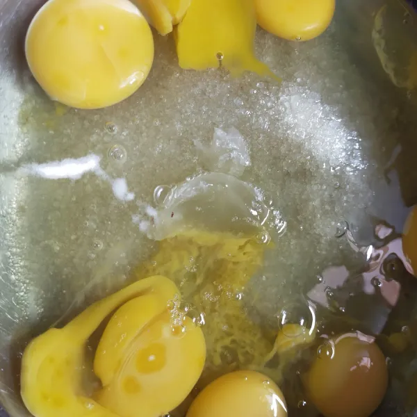 Mixer telur, gula, SP dan vanilli bubuk sampai putih mengembang (agak kaku).