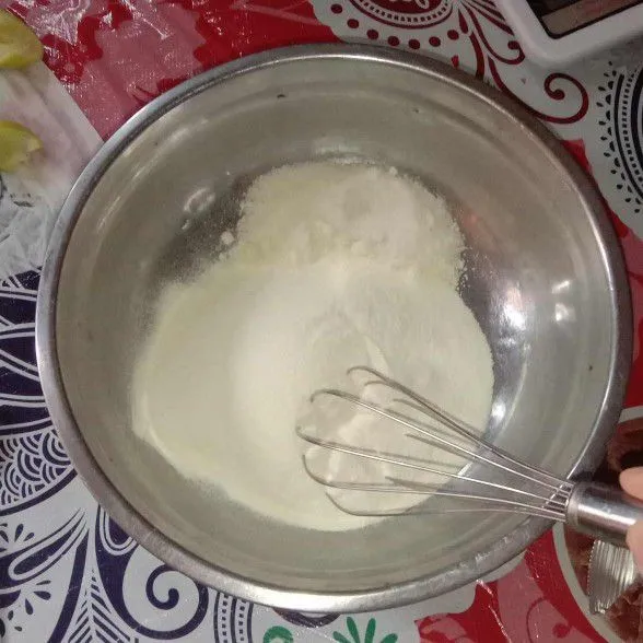 Campurkan creamer dan gula halus