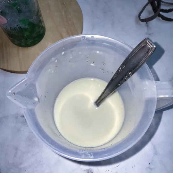 Campurkan susu bubuk, air, dan bubuk greantea hingga rata