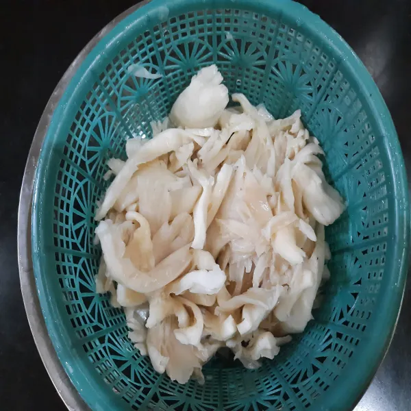 Cuci bersih jamur tiram lalu tiriskan